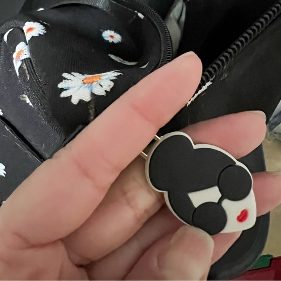 ALICE AND OLIVIA Daisy Print Overnighter Duffle Bag - Picture 4 of 13